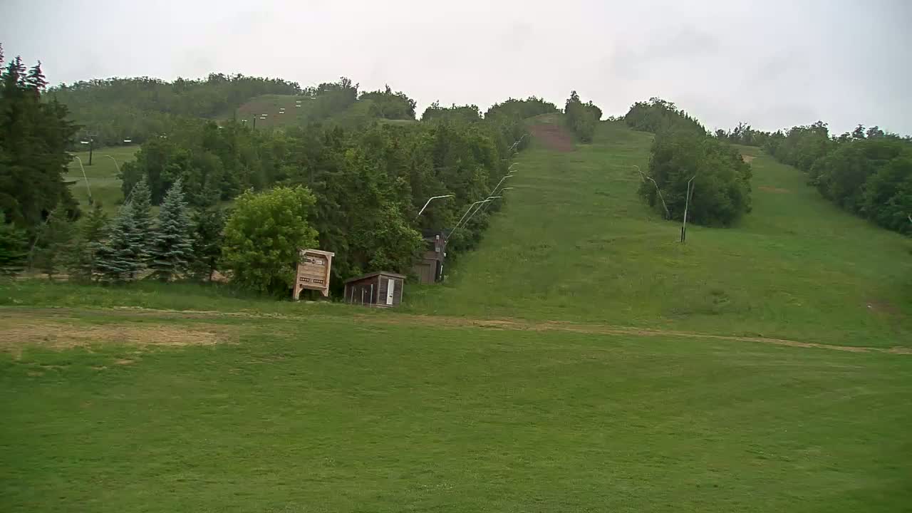 Blue Mountain North Base Ski Slopes Live Cam - Collingwood, Blue Mountains, Simcoe, Ontario, Canada