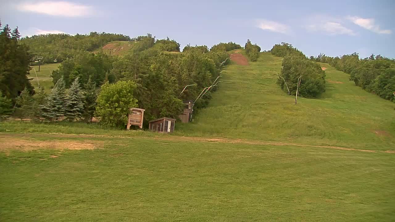 Blue Mountain North Base Ski Slopes Live Cam - Collingwood, Blue Mountains, Simcoe, Ontario, Canada