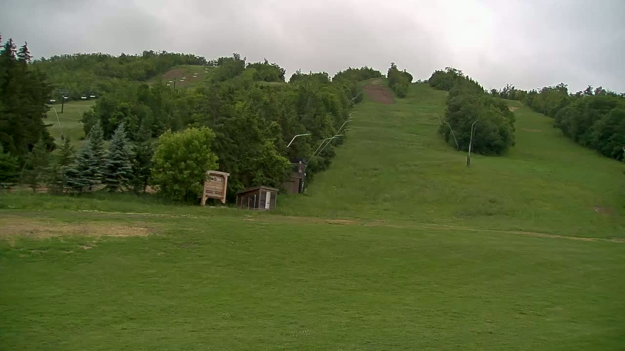 Blue Mountain North Base Ski Slopes Live Cam - Collingwood, Blue Mountains, Simcoe, Ontario, Canada