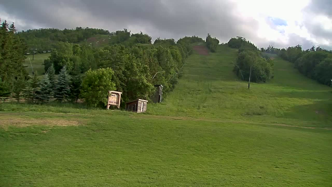 Blue Mountain North Base Ski Slopes Live Cam - Collingwood, Blue Mountains, Simcoe, Ontario, Canada