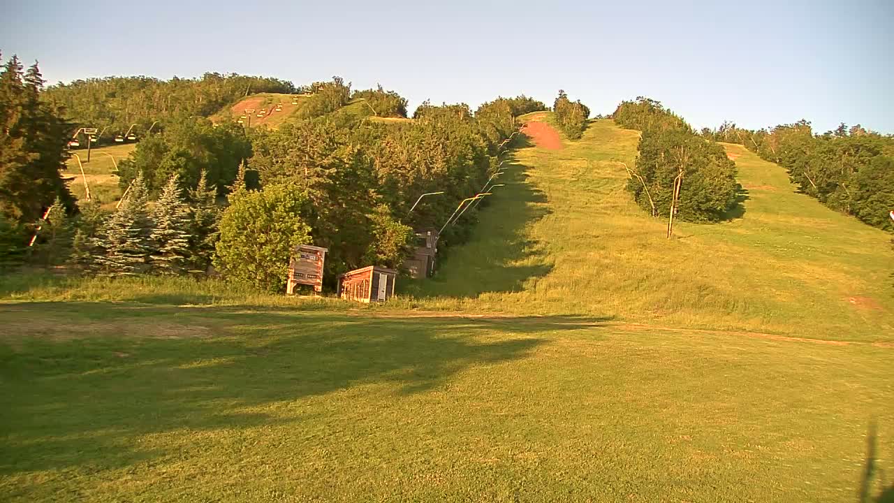 Blue Mountain North Base Ski Slopes Live Cam - Collingwood, Blue Mountains, Simcoe, Ontario, Canada