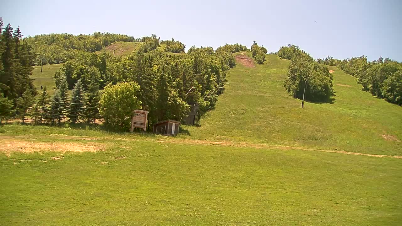 Blue Mountain North Base Ski Slopes Live Cam - Collingwood, Blue Mountains, Simcoe, Ontario, Canada