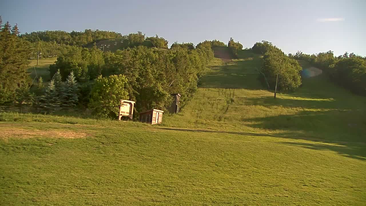 Blue Mountain North Base Ski Slopes Live Cam - Collingwood, Blue Mountains, Simcoe, Ontario, Canada