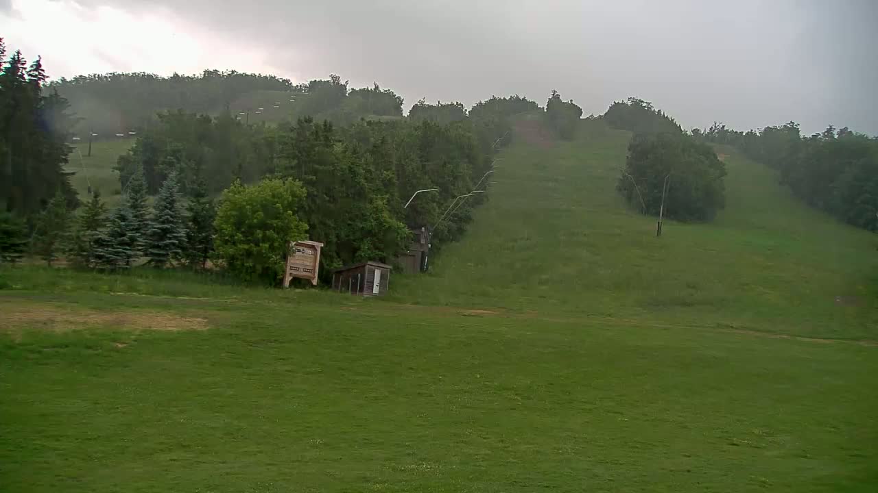 Blue Mountain North Base Ski Slopes Live Cam - Collingwood, Blue Mountains, Simcoe, Ontario, Canada