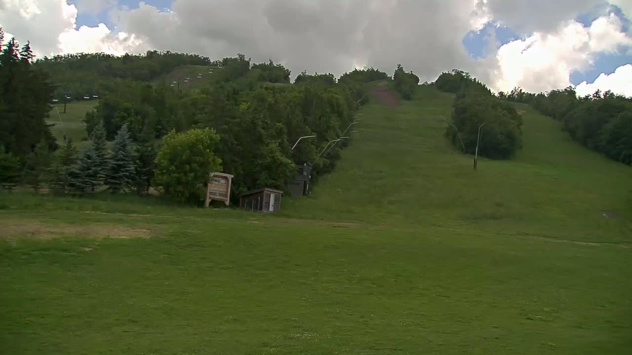 Blue Mountain North Base Ski Slopes Live Cam - Collingwood, Blue Mountains, Simcoe, Ontario, Canada