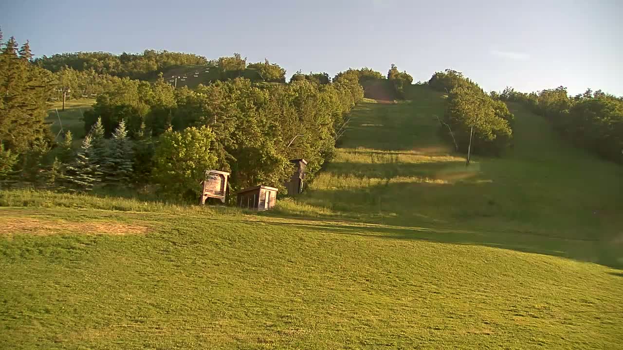 Blue Mountain North Base Ski Slopes Live Cam - Collingwood, Blue Mountains, Simcoe, Ontario, Canada