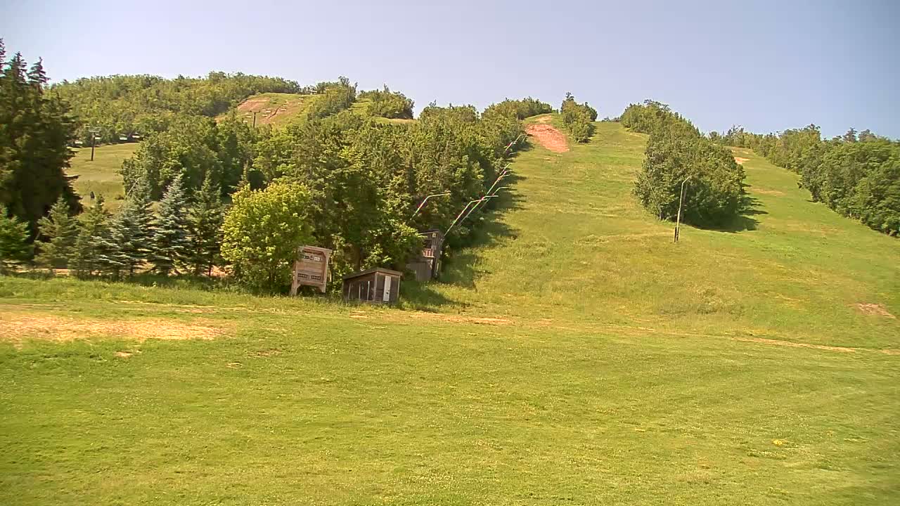 Blue Mountain North Base Ski Slopes Live Cam - Collingwood, Blue Mountains, Simcoe, Ontario, Canada