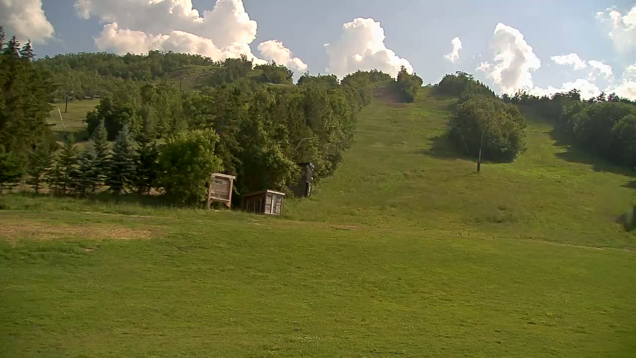 Blue Mountain North Base Ski Slopes Live Cam - Collingwood, Blue Mountains, Simcoe, Ontario, Canada