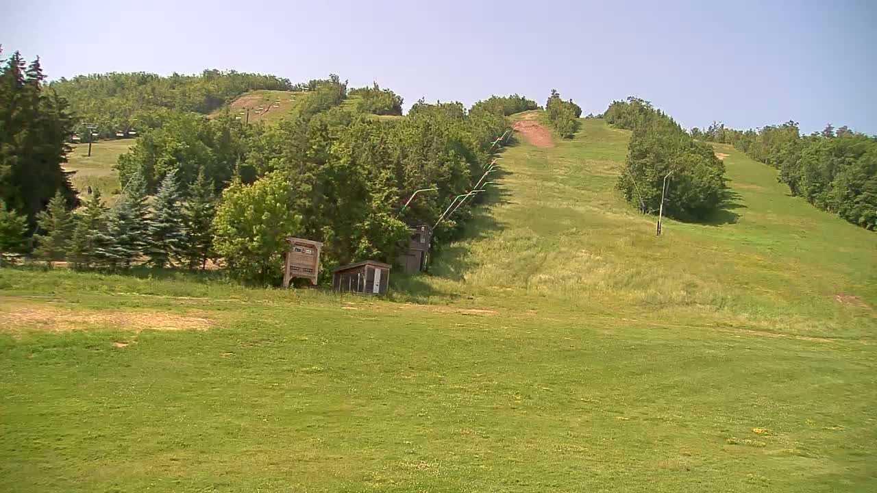Blue Mountain North Base Ski Slopes Live Cam - Collingwood, Blue Mountains, Simcoe, Ontario, Canada