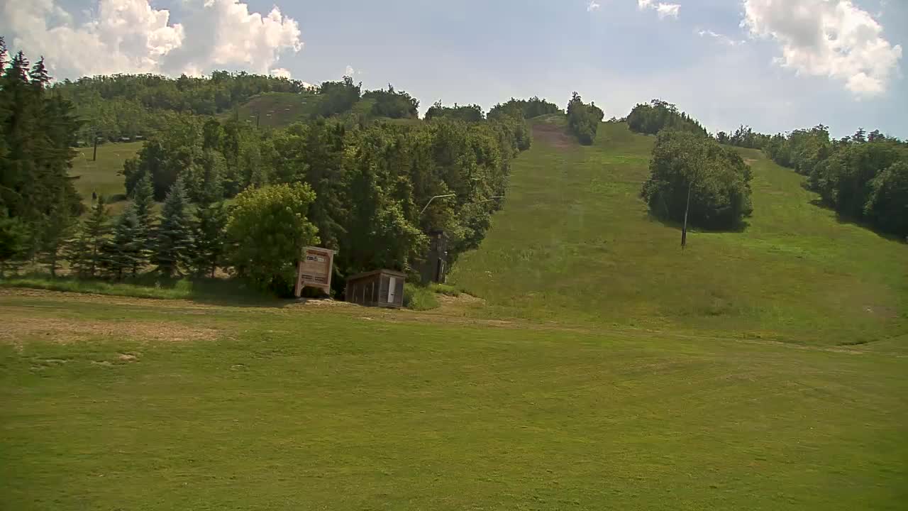 Blue Mountain North Base Ski Slopes Live Cam - Collingwood, Blue Mountains, Simcoe, Ontario, Canada