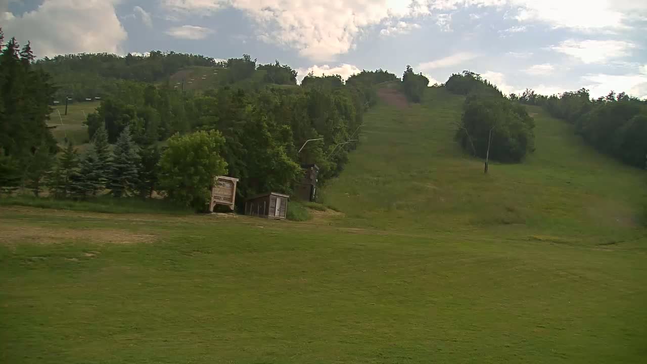Blue Mountain North Base Ski Slopes Live Cam - Collingwood, Blue Mountains, Simcoe, Ontario, Canada