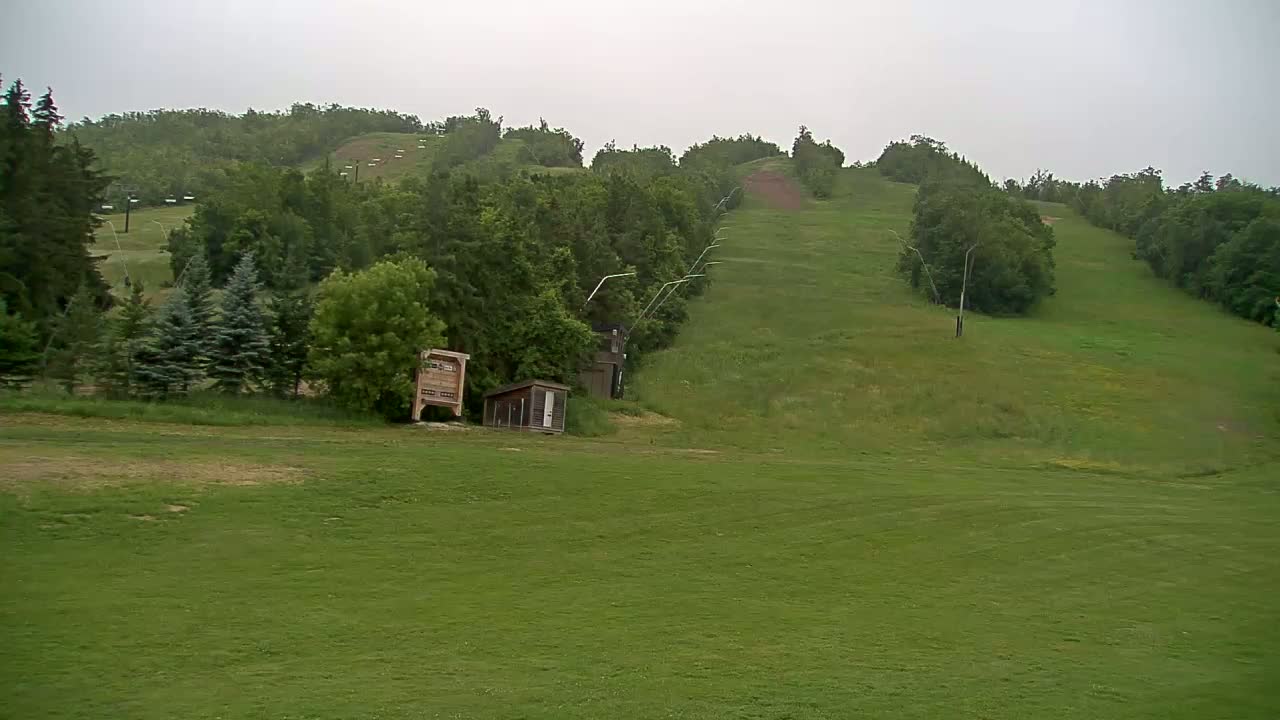 Blue Mountain North Base Ski Slopes Live Cam - Collingwood, Blue Mountains, Simcoe, Ontario, Canada