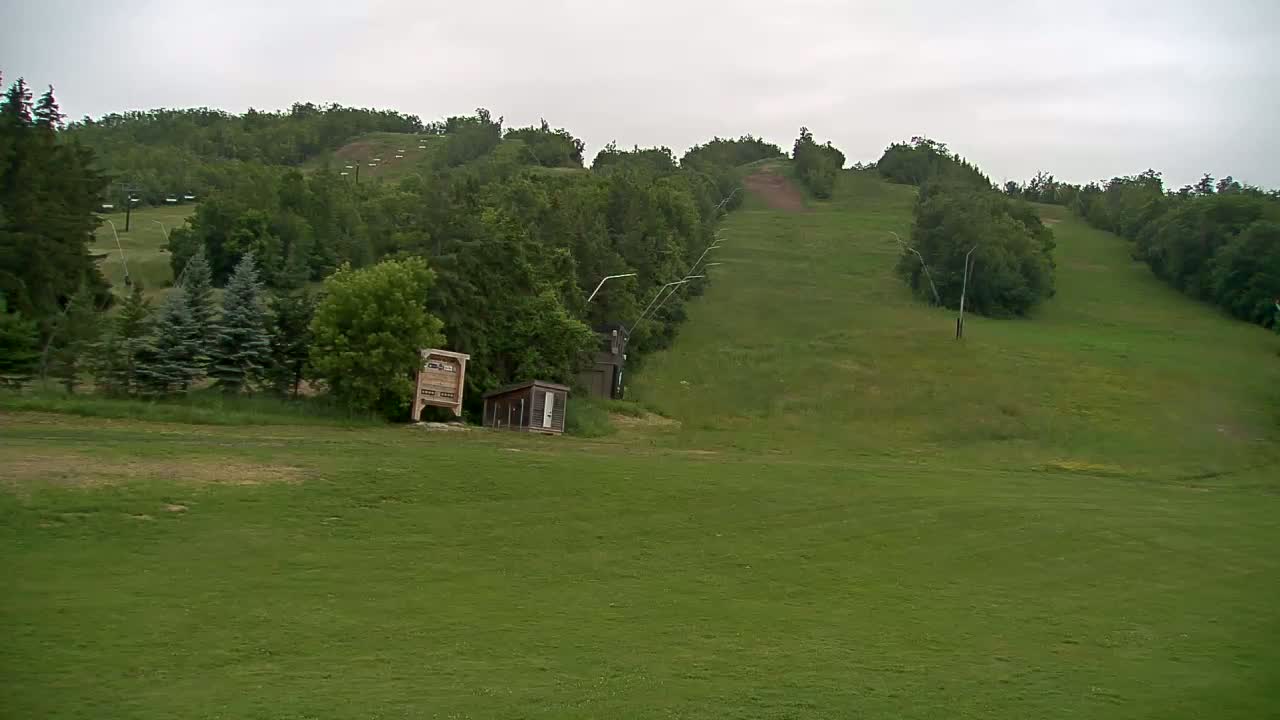 Blue Mountain North Base Ski Slopes Live Cam - Collingwood, Blue Mountains, Simcoe, Ontario, Canada