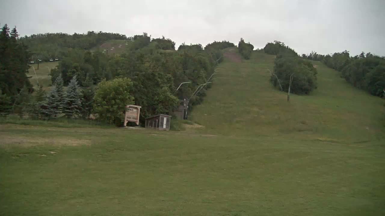 Blue Mountain North Base Ski Slopes Live Cam - Collingwood, Blue Mountains, Simcoe, Ontario, Canada