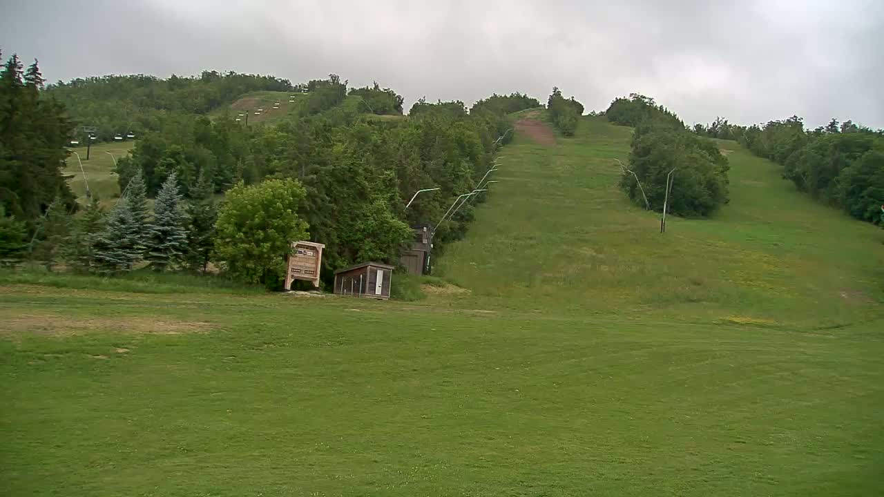 Blue Mountain North Base Ski Slopes Live Cam - Collingwood, Blue Mountains, Simcoe, Ontario, Canada