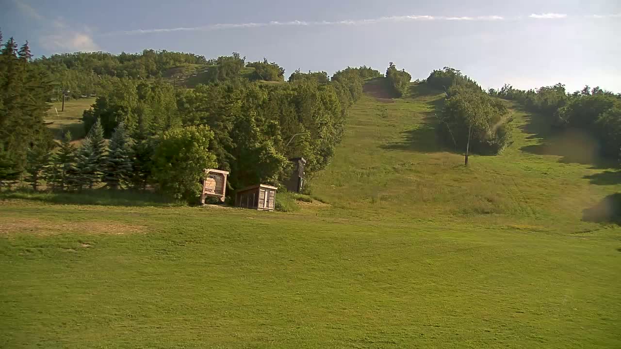 Blue Mountain North Base Ski Slopes Live Cam - Collingwood, Blue Mountains, Simcoe, Ontario, Canada
