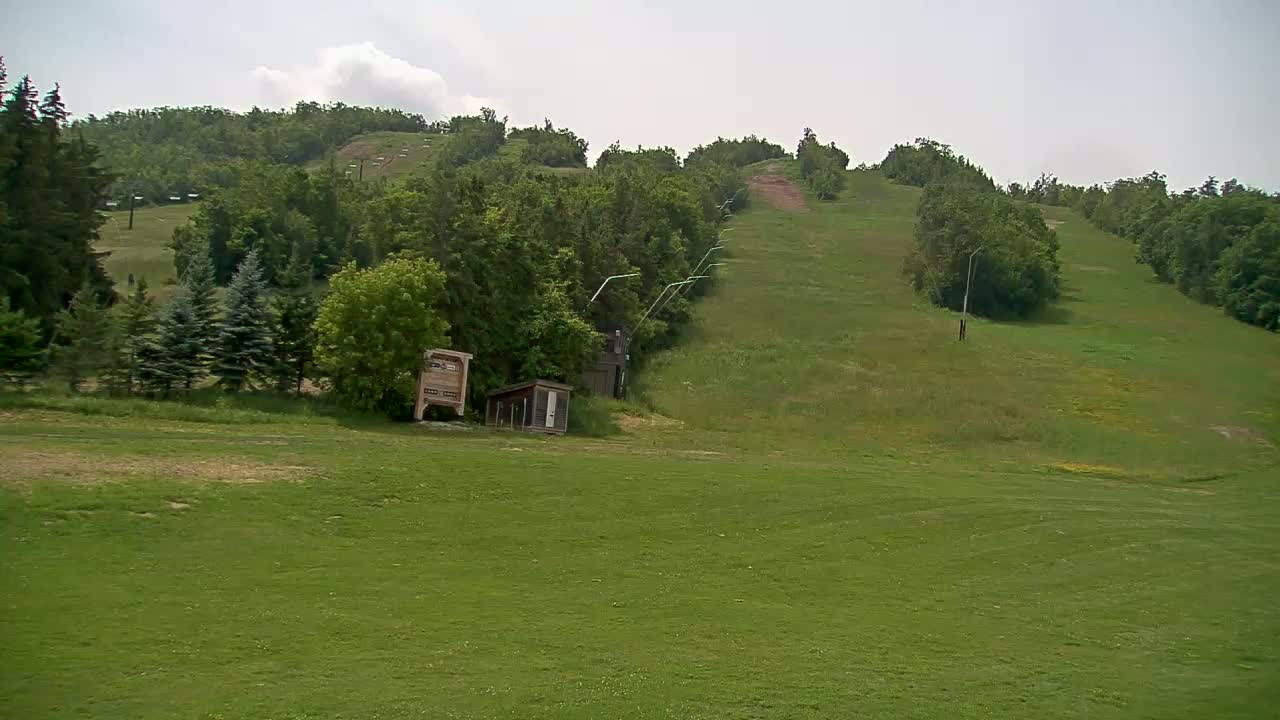 Blue Mountain North Base Ski Slopes Live Cam - Collingwood, Blue Mountains, Simcoe, Ontario, Canada