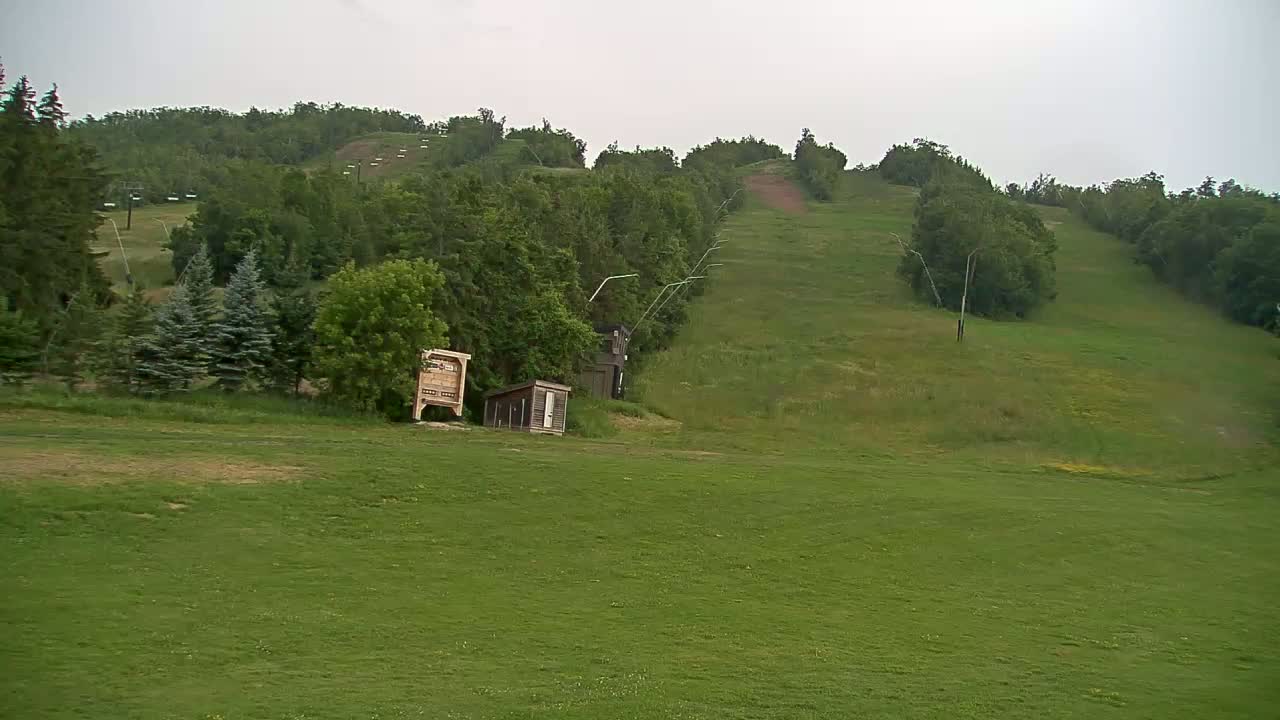 Blue Mountain North Base Ski Slopes Live Cam - Collingwood, Blue Mountains, Simcoe, Ontario, Canada