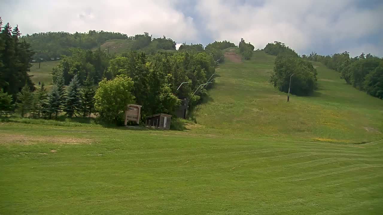 Blue Mountain North Base Ski Slopes Live Cam - Collingwood, Blue Mountains, Simcoe, Ontario, Canada