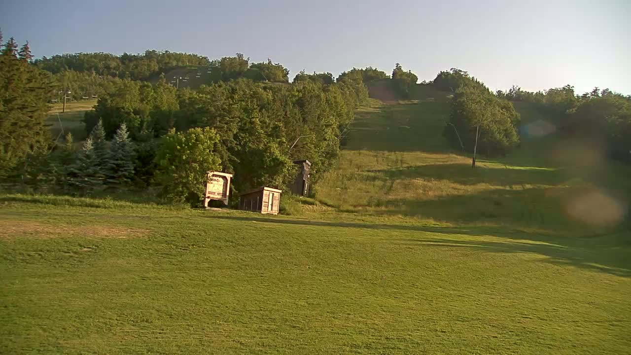 Blue Mountain North Base Ski Slopes Live Cam - Collingwood, Blue Mountains, Simcoe, Ontario, Canada