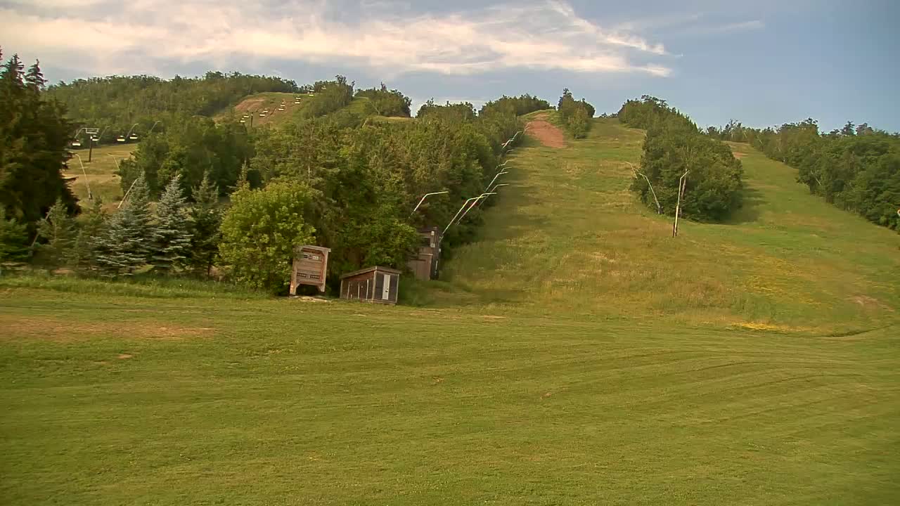 Blue Mountain North Base Ski Slopes Live Cam - Collingwood, Blue Mountains, Simcoe, Ontario, Canada