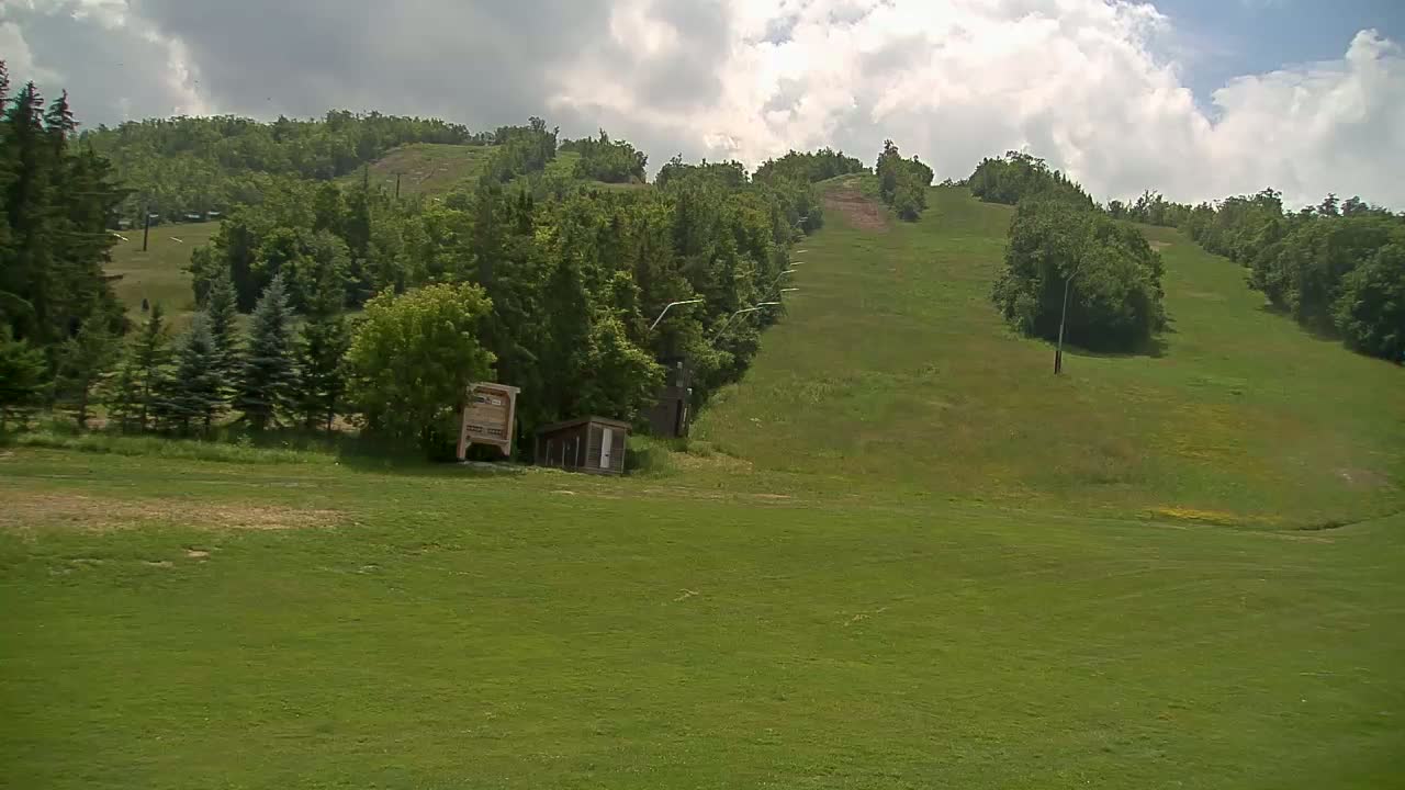 Blue Mountain North Base Ski Slopes Live Cam - Collingwood, Blue Mountains, Simcoe, Ontario, Canada