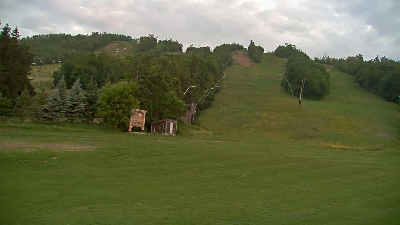 Blue Mountain North Base Ski Slopes Live Cam - Collingwood, Blue Mountains, Simcoe, Ontario, Canada