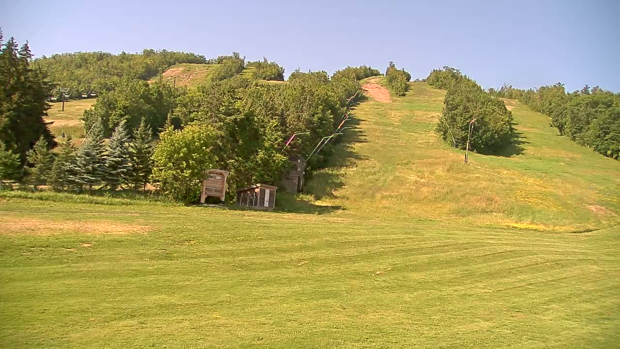 Blue Mountain North Base Ski Slopes Live Cam - Collingwood, Blue Mountains, Simcoe, Ontario, Canada