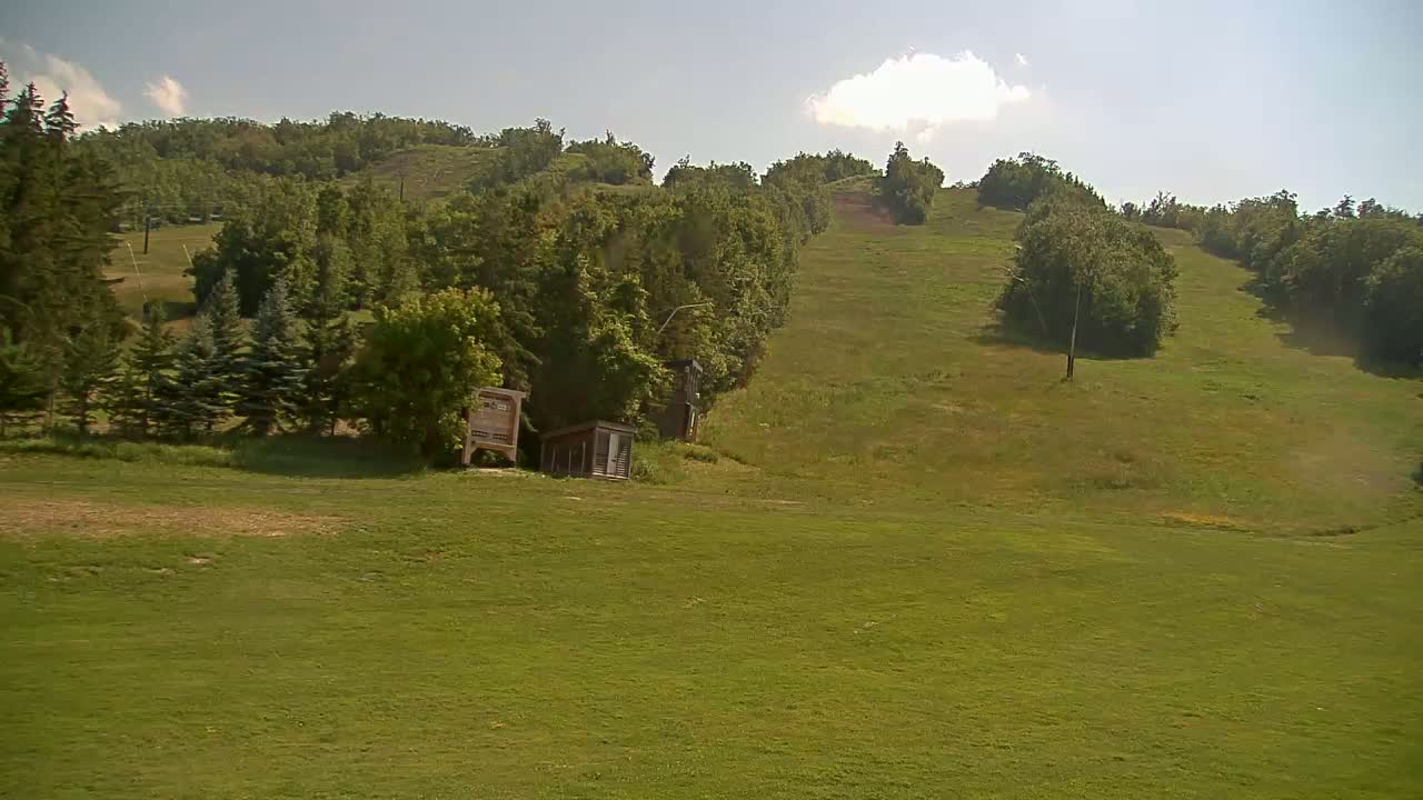 Blue Mountain North Base Ski Slopes Live Cam - Collingwood, Blue Mountains, Simcoe, Ontario, Canada