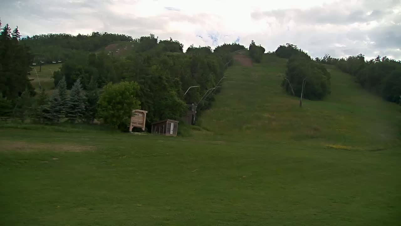 Blue Mountain North Base Ski Slopes Live Cam - Collingwood, Blue Mountains, Simcoe, Ontario, Canada
