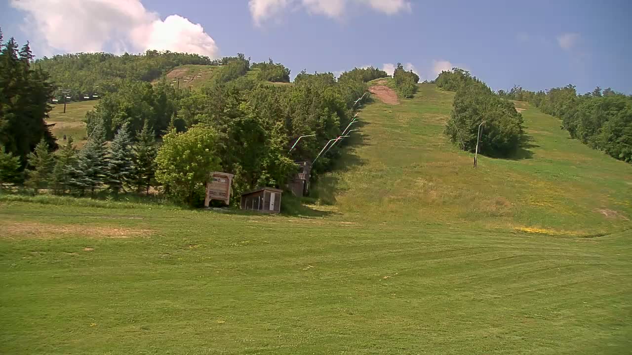Blue Mountain North Base Ski Slopes Live Cam - Collingwood, Blue Mountains, Simcoe, Ontario, Canada