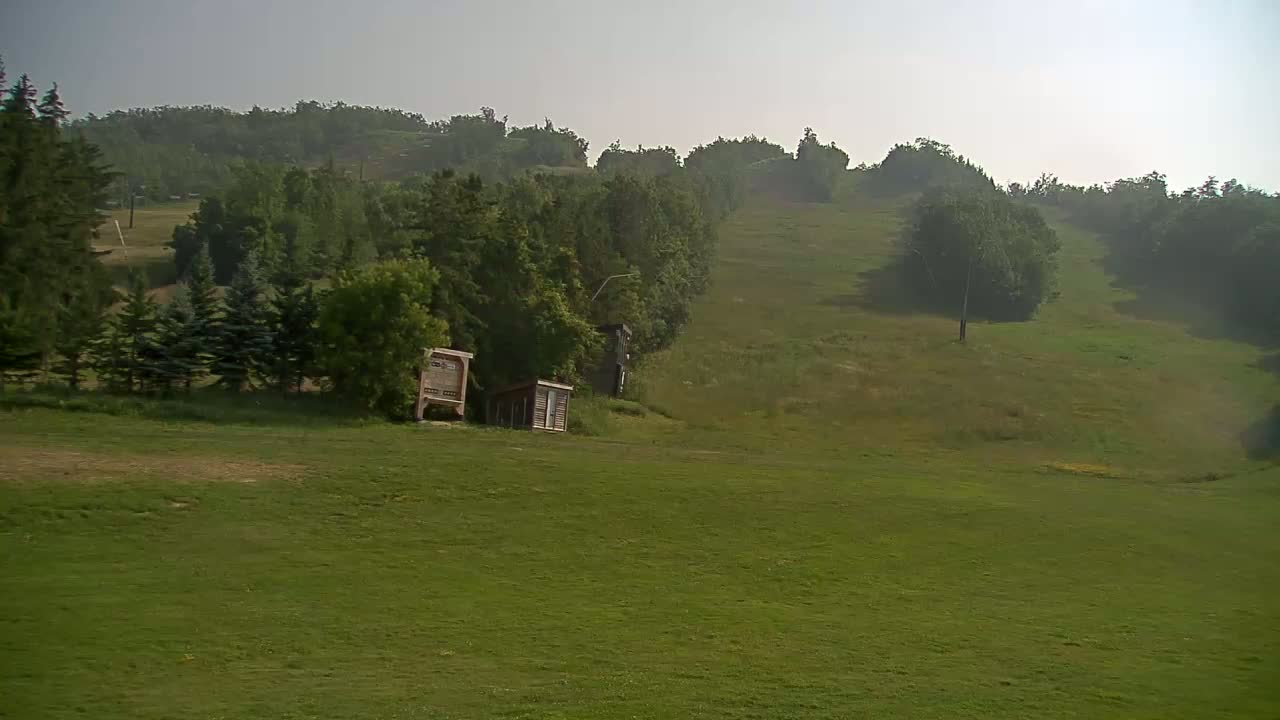 Blue Mountain North Base Ski Slopes Live Cam - Collingwood, Blue Mountains, Simcoe, Ontario, Canada