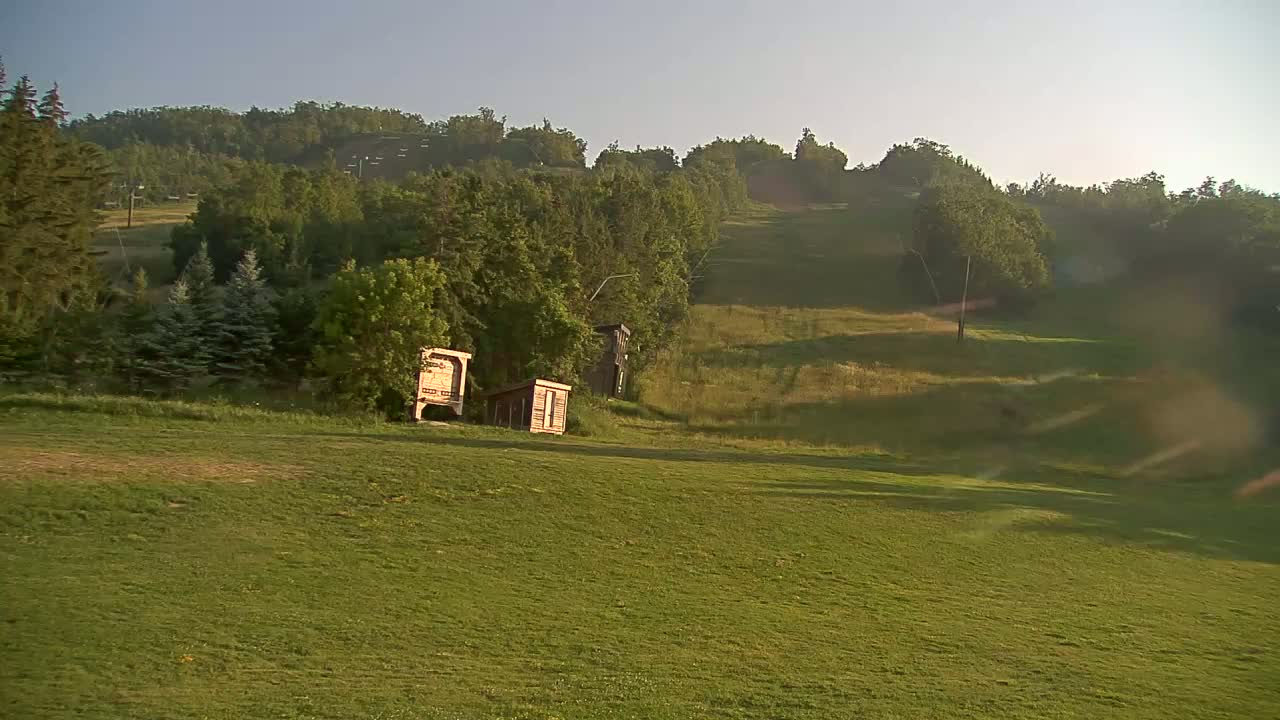 Blue Mountain North Base Ski Slopes Live Cam - Collingwood, Blue Mountains, Simcoe, Ontario, Canada