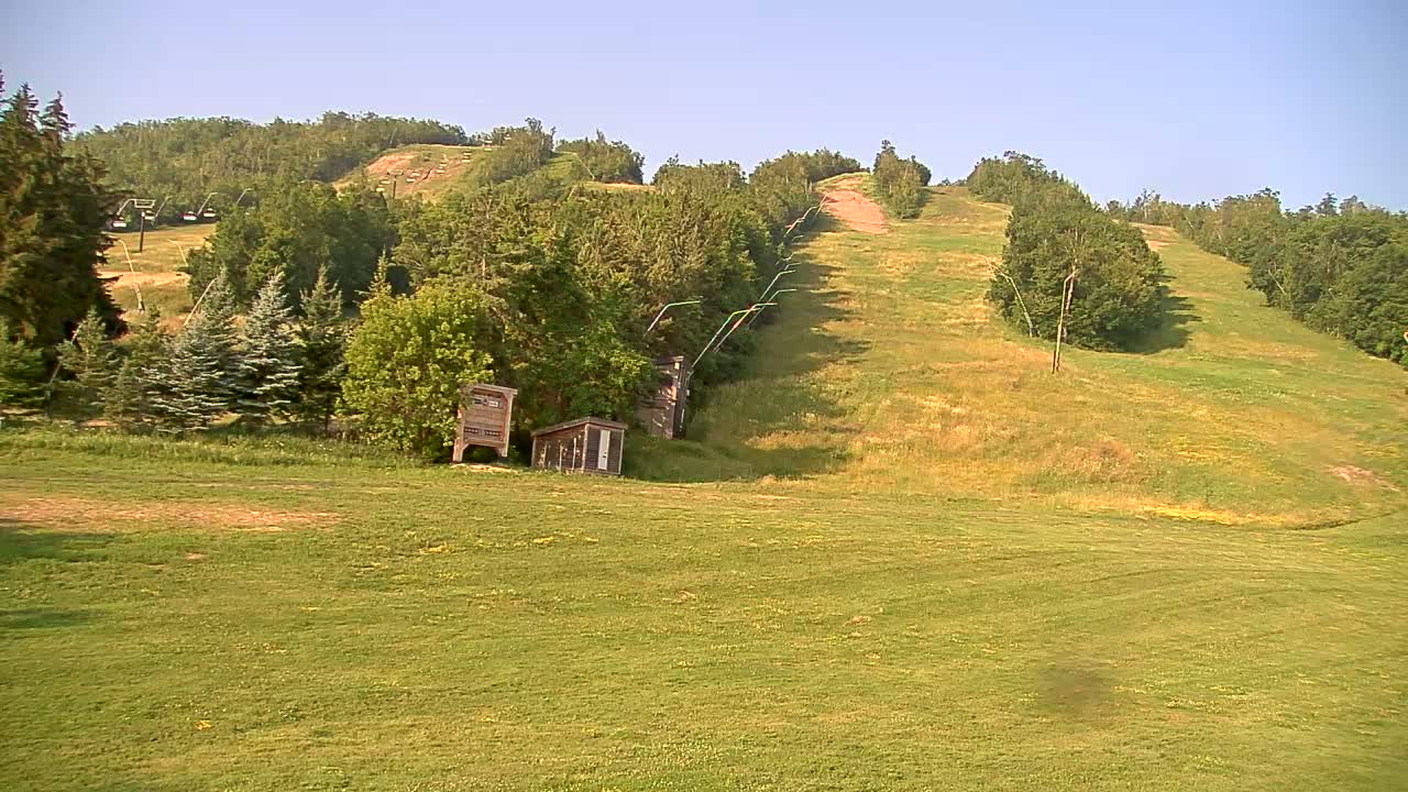 Blue Mountain North Base Ski Slopes Live Cam - Collingwood, Blue Mountains, Simcoe, Ontario, Canada