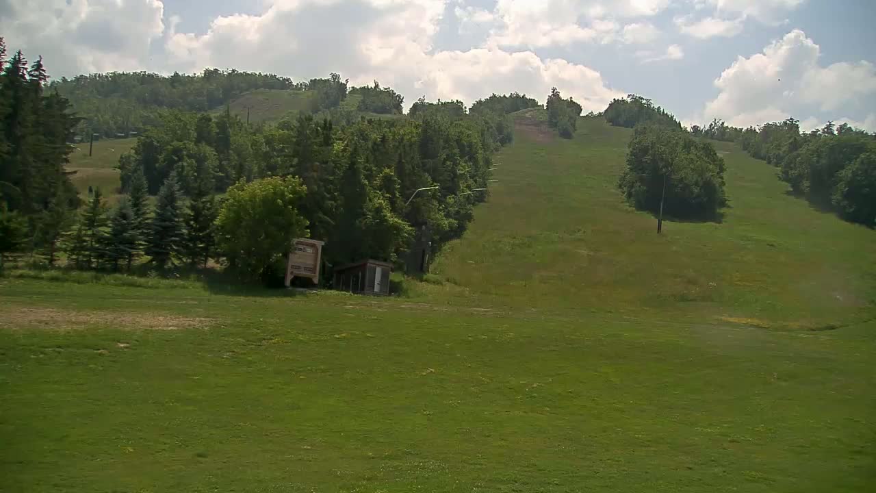 Blue Mountain North Base Ski Slopes Live Cam - Collingwood, Blue Mountains, Simcoe, Ontario, Canada