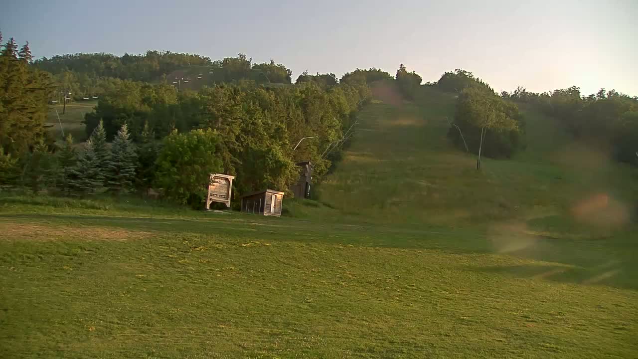 Blue Mountain North Base Ski Slopes Live Cam - Collingwood, Blue Mountains, Simcoe, Ontario, Canada