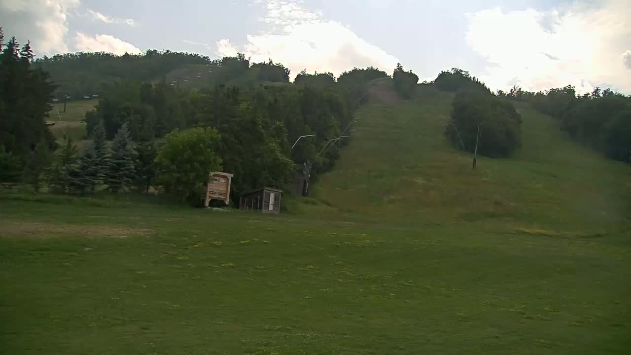 Blue Mountain North Base Ski Slopes Live Cam - Collingwood, Blue Mountains, Simcoe, Ontario, Canada