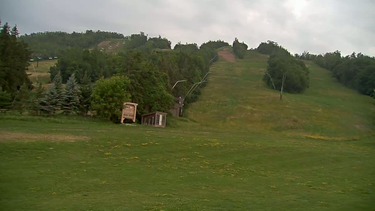 Blue Mountain North Base Ski Slopes Live Cam - Collingwood, Blue Mountains, Simcoe, Ontario, Canada