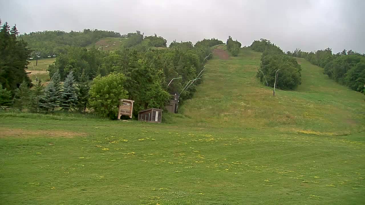 Blue Mountain North Base Ski Slopes Live Cam - Collingwood, Blue Mountains, Simcoe, Ontario, Canada