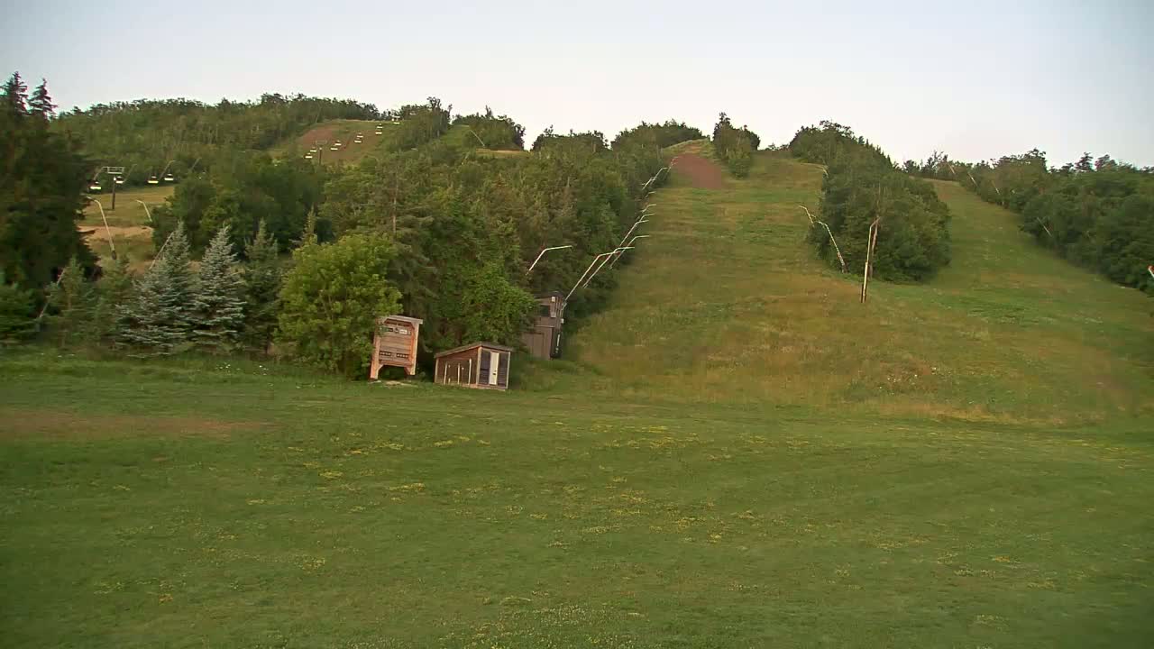 Blue Mountain North Base Ski Slopes Live Cam - Collingwood, Blue Mountains, Simcoe, Ontario, Canada