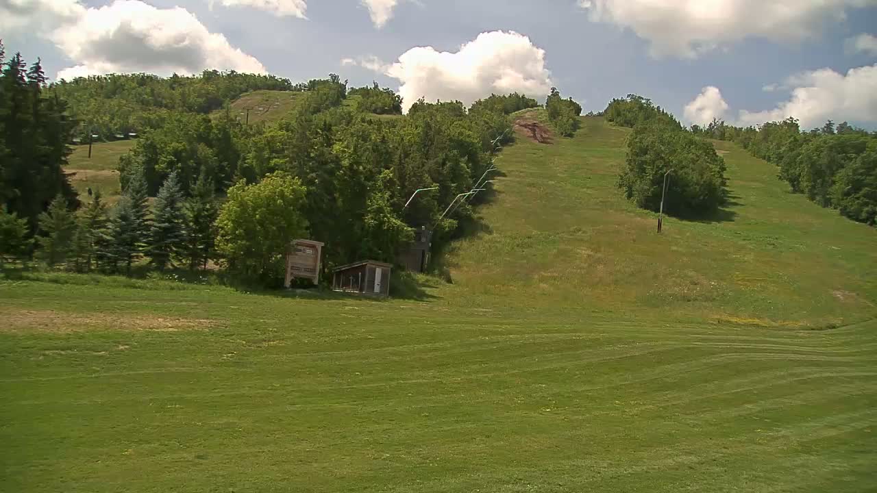 Blue Mountain North Base Ski Slopes Live Cam - Collingwood, Blue Mountains, Simcoe, Ontario, Canada