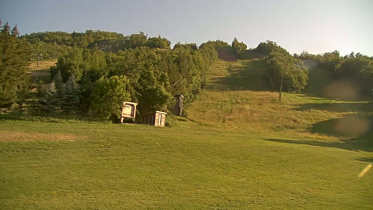 Blue Mountain North Base Ski Slopes Live Cam - Collingwood, Blue Mountains, Simcoe, Ontario, Canada