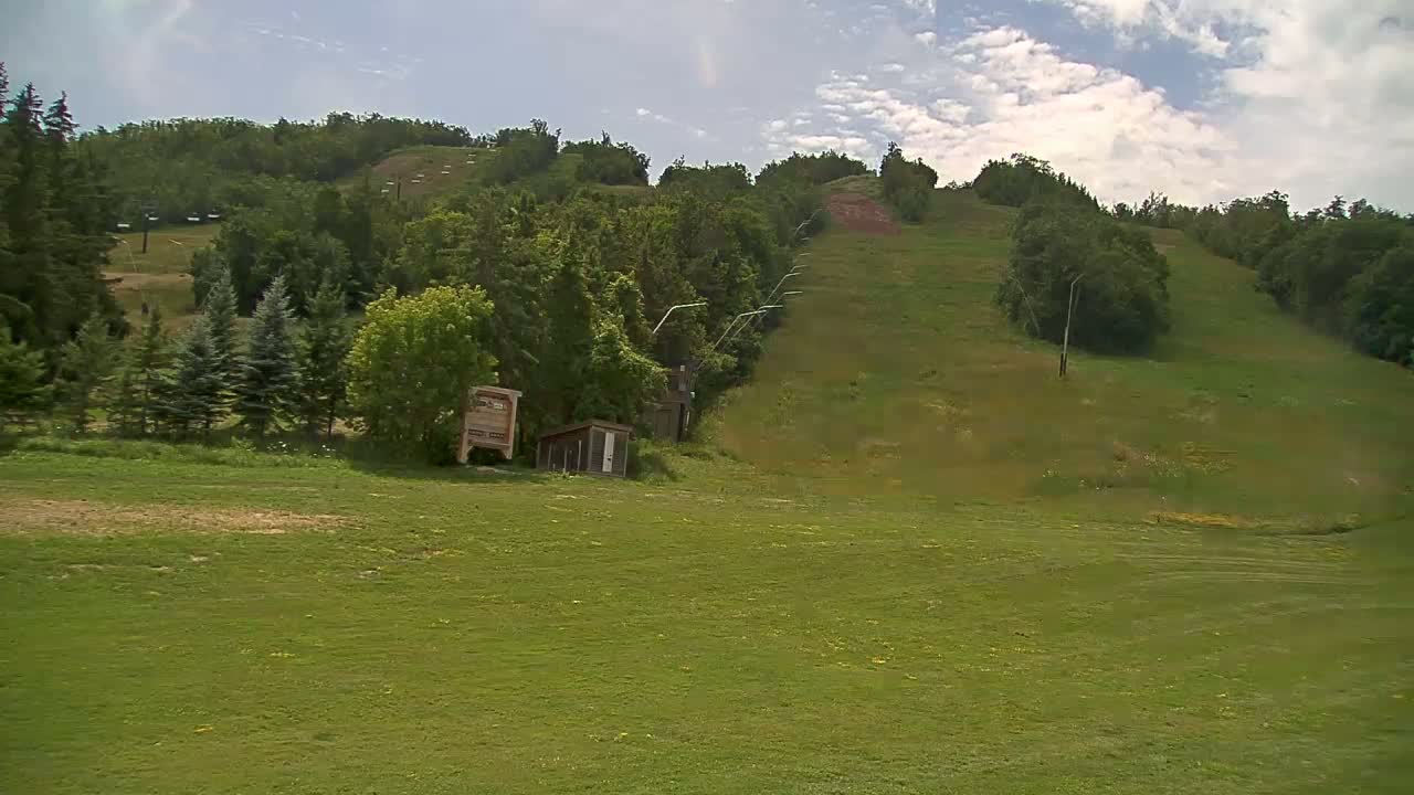 Blue Mountain North Base Ski Slopes Live Cam - Collingwood, Blue Mountains, Simcoe, Ontario, Canada