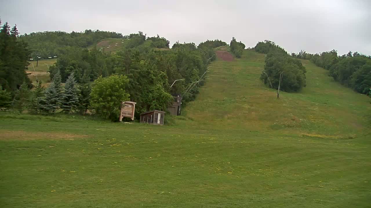 Blue Mountain North Base Ski Slopes Live Cam - Collingwood, Blue Mountains, Simcoe, Ontario, Canada