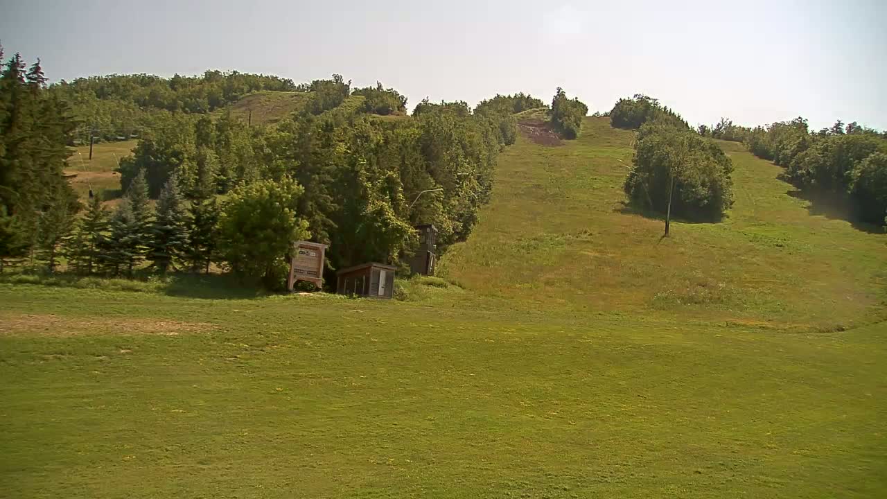 Blue Mountain North Base Ski Slopes Live Cam - Collingwood, Blue Mountains, Simcoe, Ontario, Canada