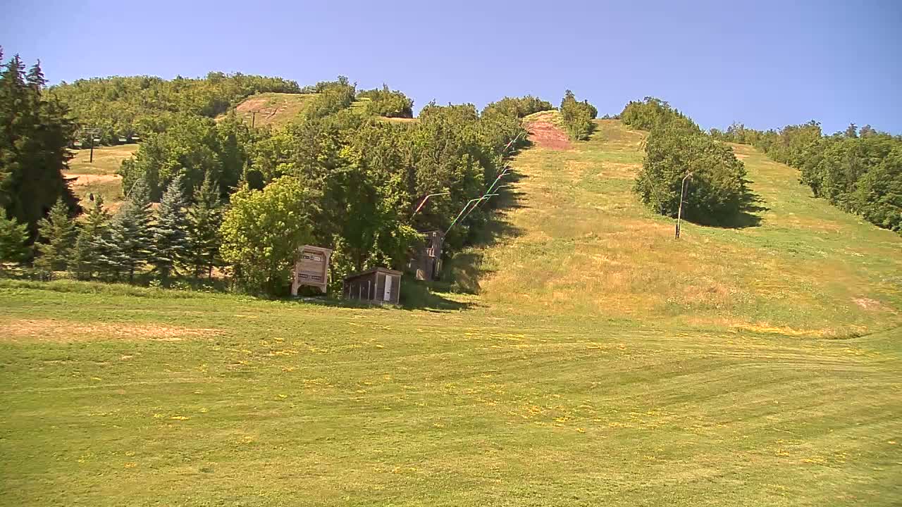 Blue Mountain North Base Ski Slopes Live Cam - Collingwood, Blue Mountains, Simcoe, Ontario, Canada