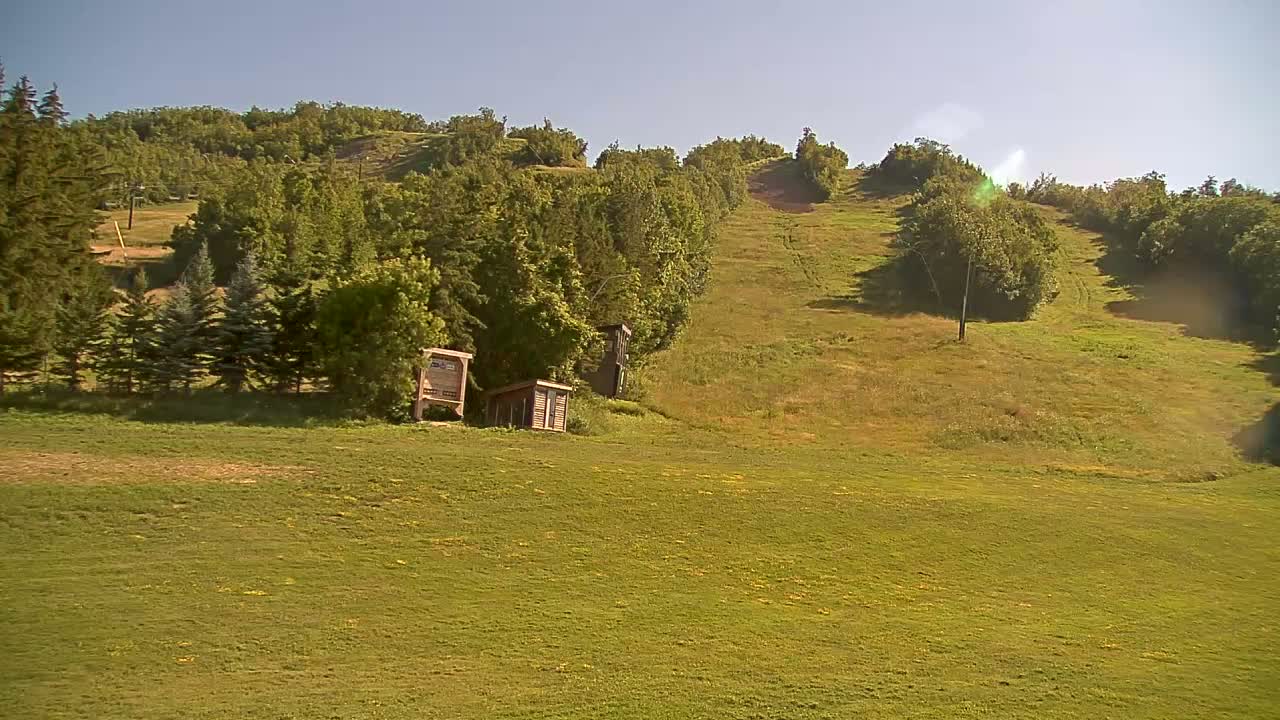 Blue Mountain North Base Ski Slopes Live Cam - Collingwood, Blue Mountains, Simcoe, Ontario, Canada
