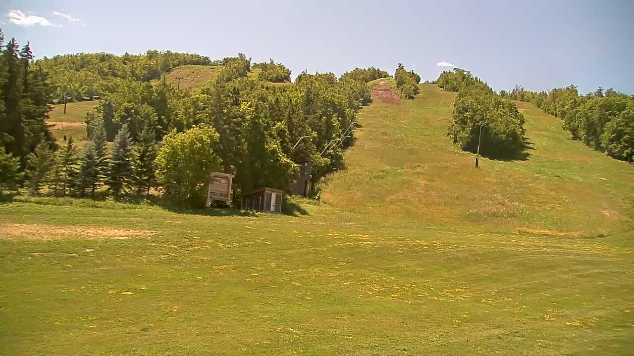 Blue Mountain North Base Ski Slopes Live Cam - Collingwood, Blue Mountains, Simcoe, Ontario, Canada