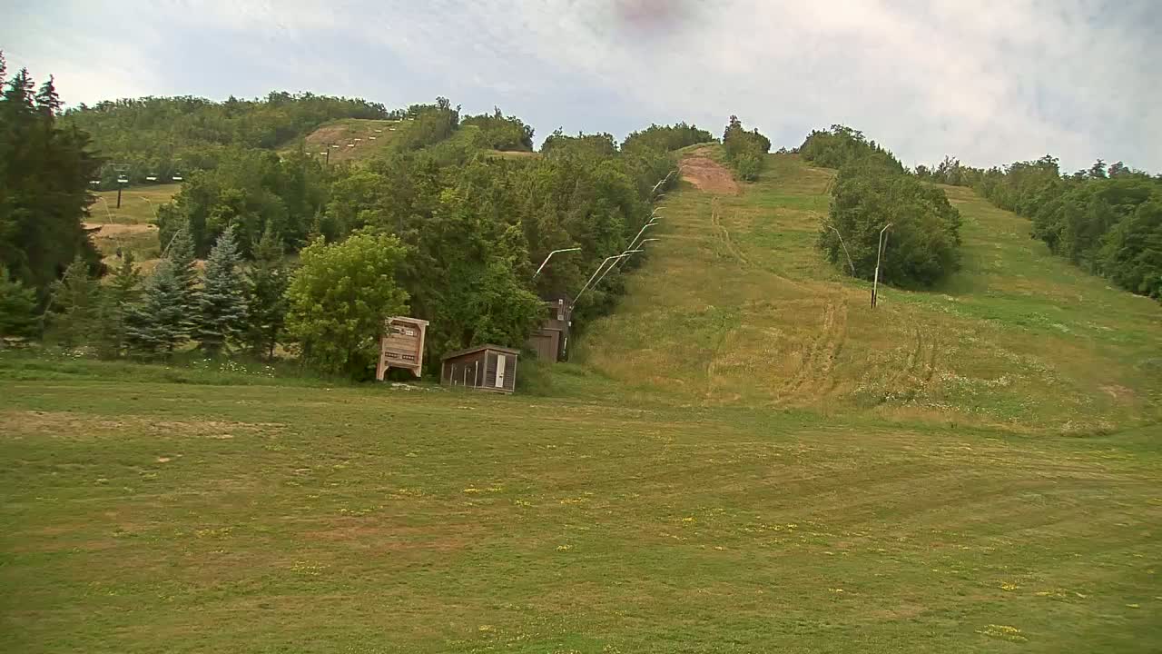 Blue Mountain North Base Ski Slopes Live Cam - Collingwood, Blue Mountains, Simcoe, Ontario, Canada