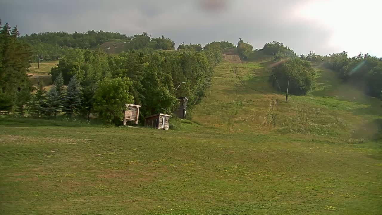 Blue Mountain North Base Ski Slopes Live Cam - Collingwood, Blue Mountains, Simcoe, Ontario, Canada